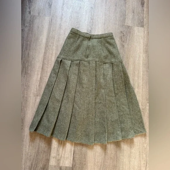 Elegant Green Pleated Skirt - Picture 6 of 13